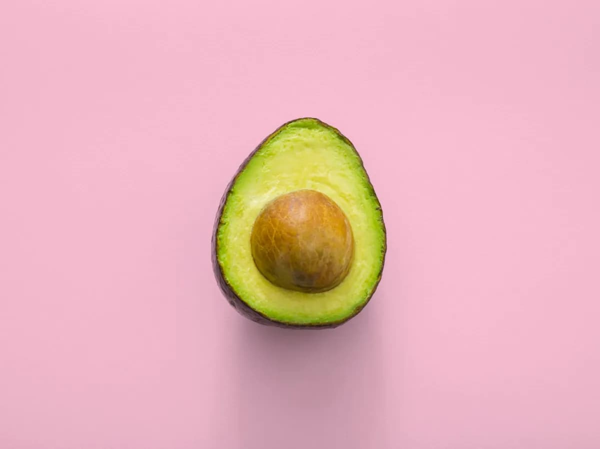 Por Qué el Aguacate es el Rey del Keto: Beneficios, Grasas Saludables y Cómo Consumirlo
